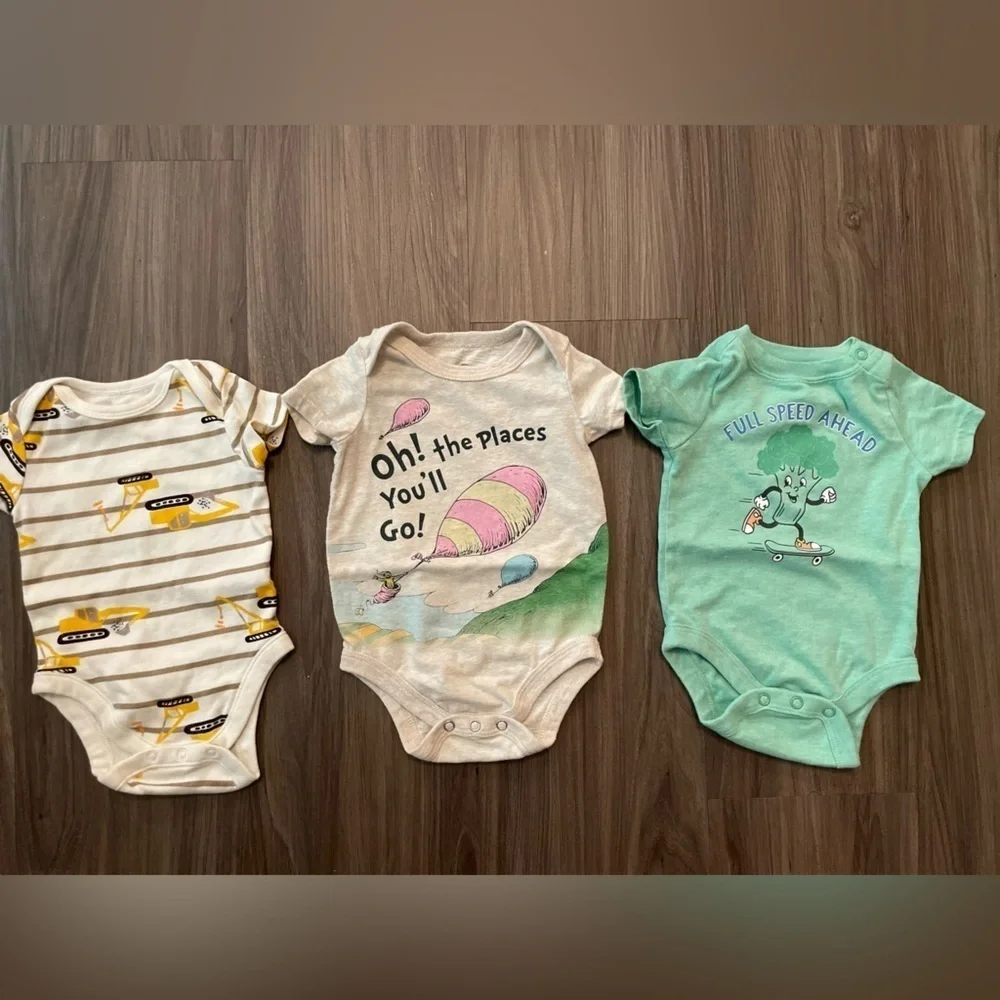 Old Navy White and green Bodysuits Soft Stretchy Fabric bundle of 3 size 0/3 M